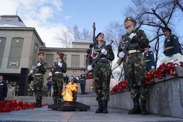 На площади Победы состоится торжественный митинг и возложение цветов к Вечному огню.