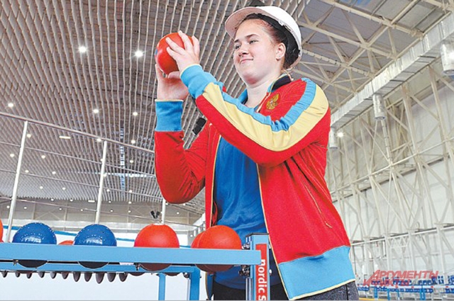 Спортсменка Полина Соколова в новом зале будет готовиться к соревнованиям по толканию ядра.