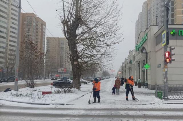 Екатеринбург чистят от снега сотни дорожных рабочих и спецмашин