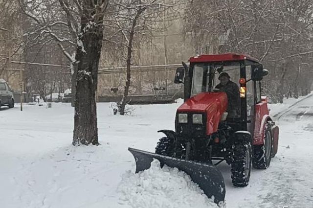 Екатеринбург чистят от снега сотни дорожных рабочих и спецмашин