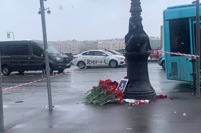 Импровизированный мемориал у места гибели Владлена Татарского