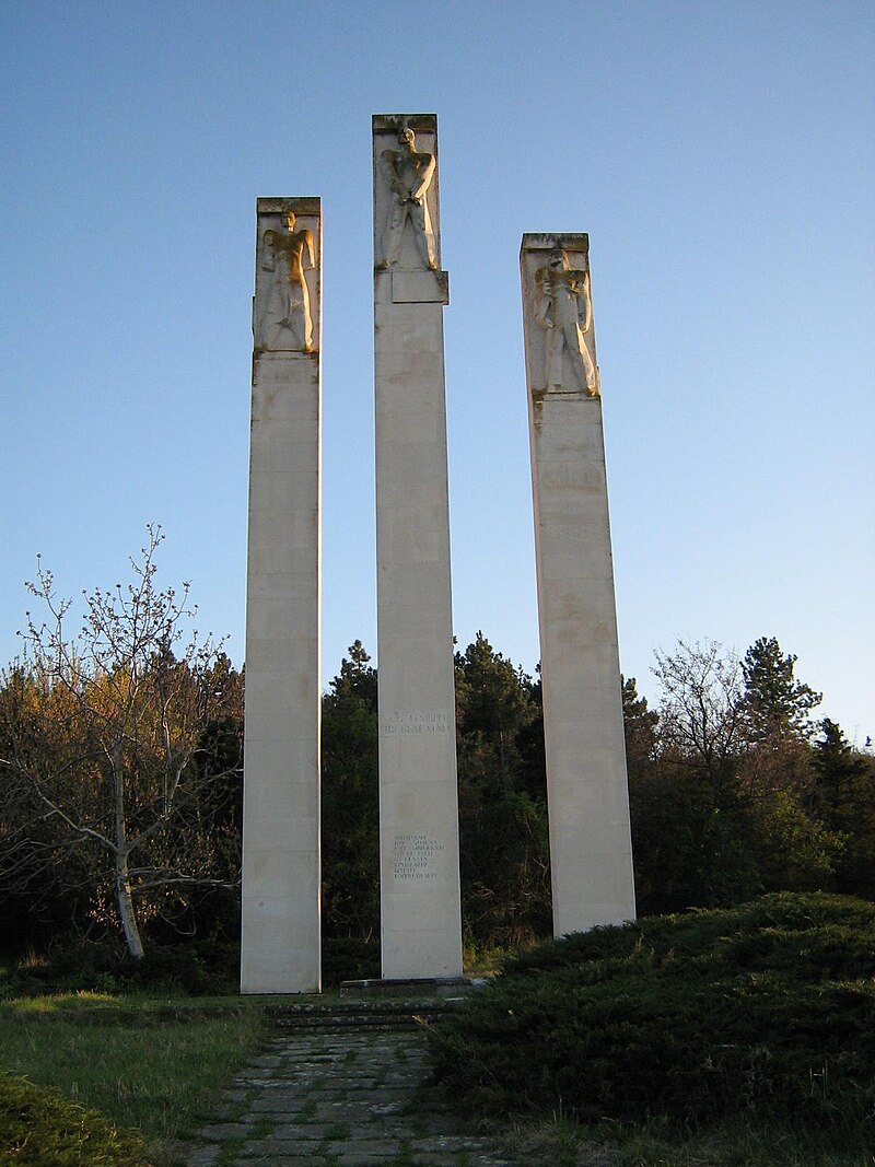Памятник участникам антифашистского восстания 1923 года в болгарской деревне Байкал