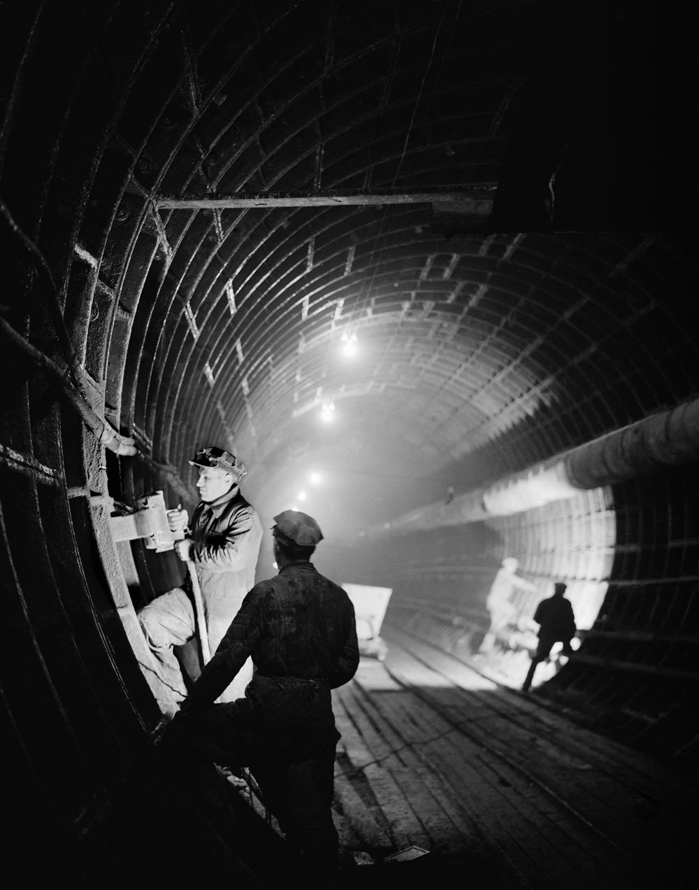 Великая Отечественная война 1941-1945 гг. Строительство метро Арбатско-Покровской линии Московского метрополитена. В 1941 году в результате попадания авиационной бомбы был разрушен тоннель мелкого заложения между станциями «Арбатская» и «Смоленская», после чего было решено заменить этот участок более глубоким. В 1944 году линия была продлена до станции «Измайловский парк культуры и отдыха имени Сталина» (ныне – «Партизанская»).