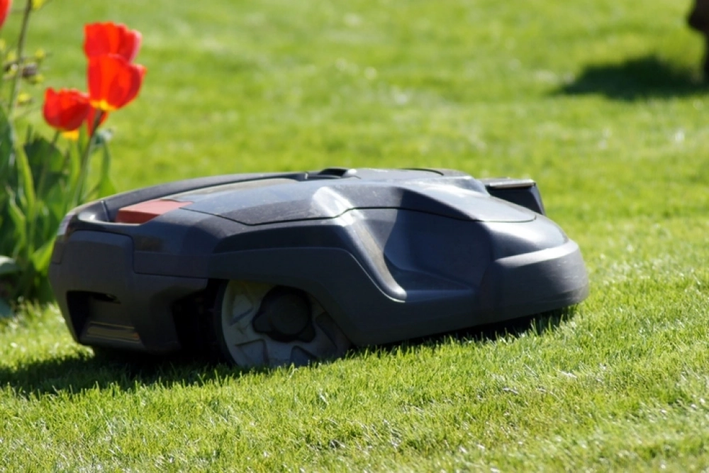 Полностью автоматическая газонокосилка-робот без участия человека стрижёт газоны площадью до 1000 м².