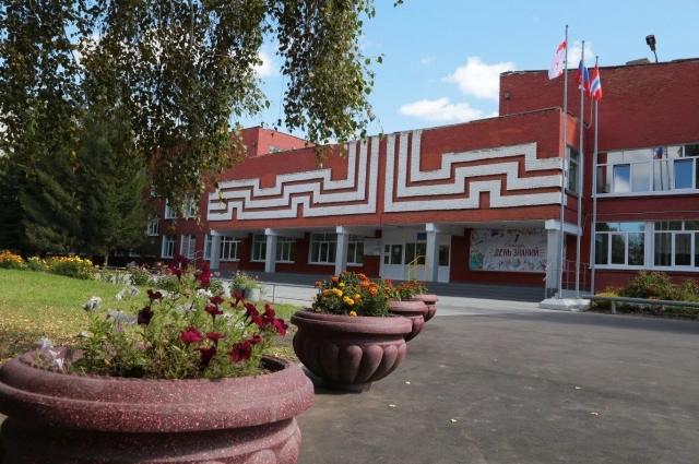 На территории школы появились вазоны для цветов.