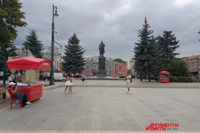 Вид на площадь Ленина и театр Вахтангова с проспекта Мира.