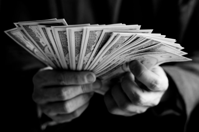 По словам семьи, часть денег им одолжил знакомый бизнесмен на оплату учебы дочери за границей.