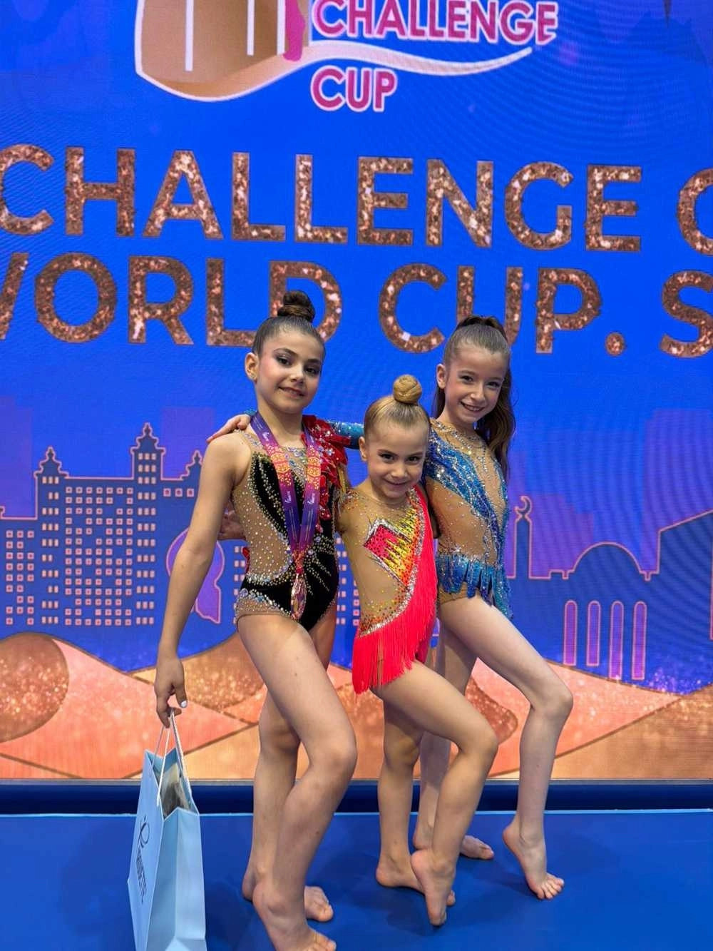 Слева направо: Магомедова Айша, Магомедова Мумина, Магомедова Фатима