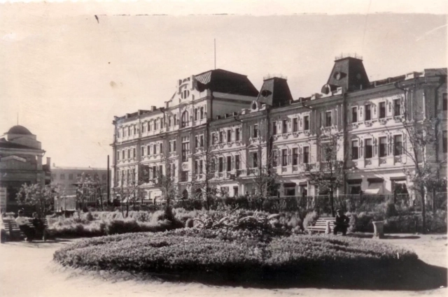 Слева: «Гигант», 1951 год. 