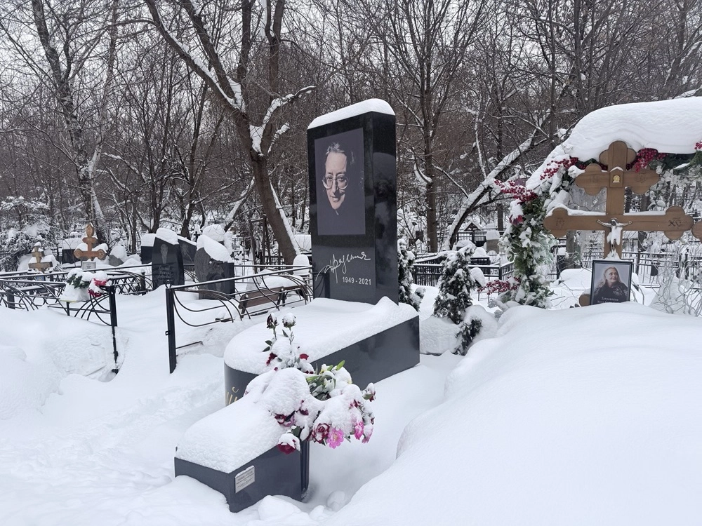 Возле могилы Симоняна - могила Александра Грацкого.