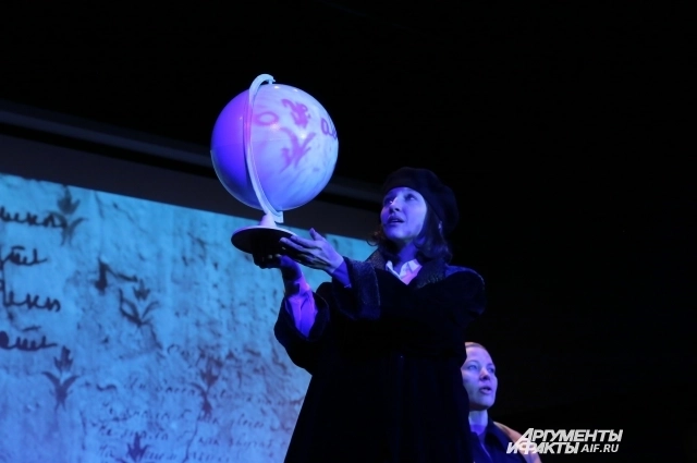 Тема гибели Цветаевой показана иносказательно.