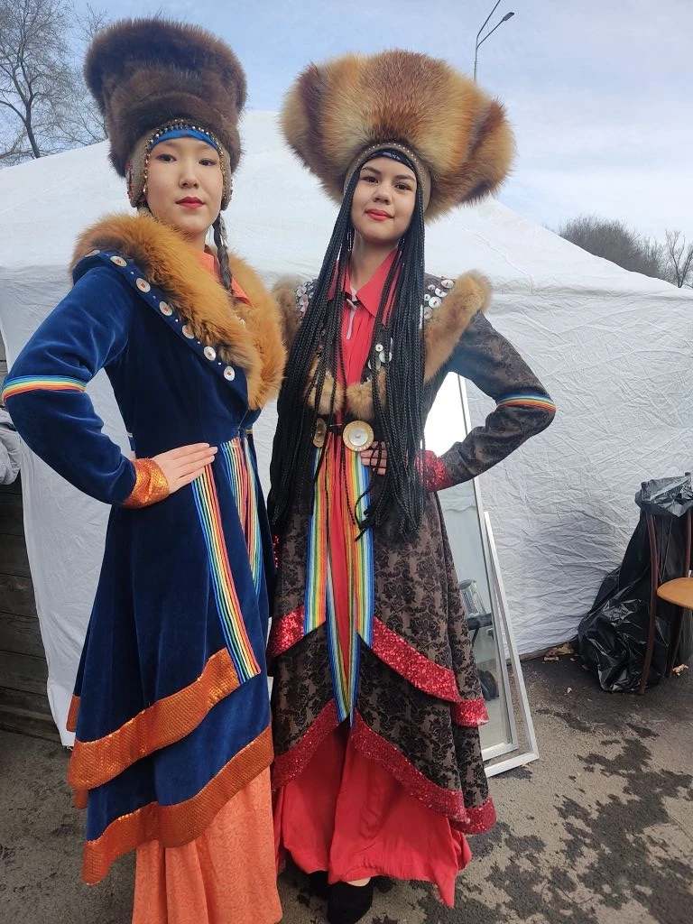 На праздник хакасы надевают национальную одежду.