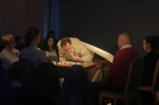 Вместо сцены актёр играет на столе.