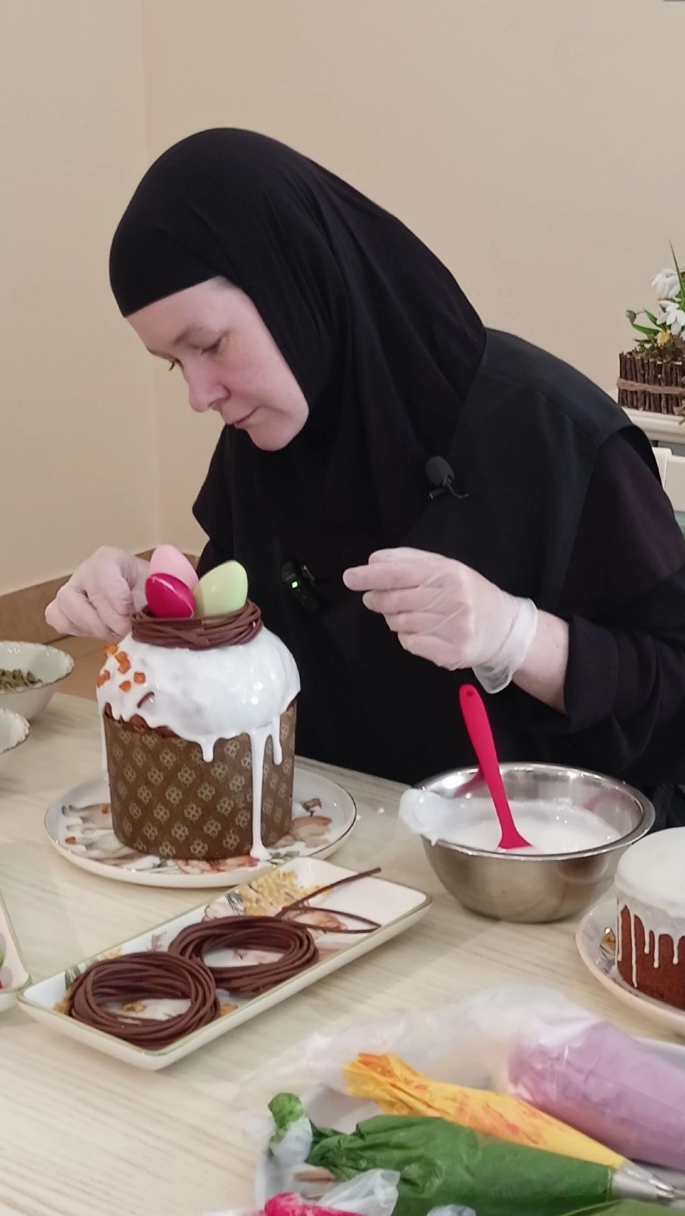 Монахини придумали оригинальное украшение кулича.