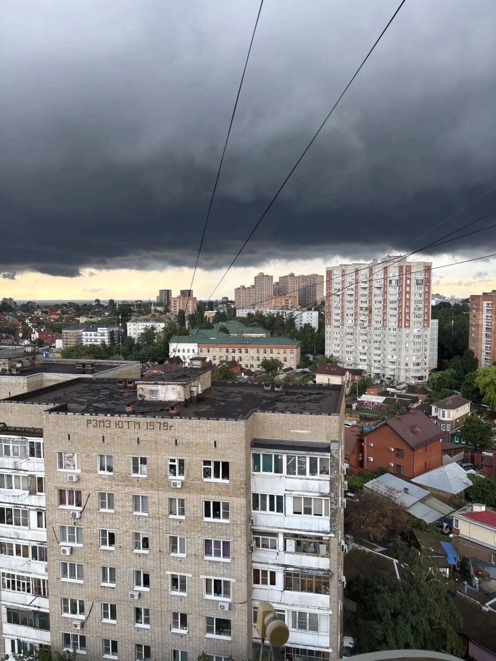 Чёрные тучи накрыли весь город.