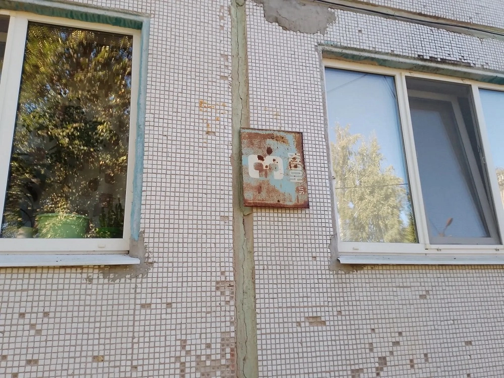 В квартирах постоянная сырость и плесень.