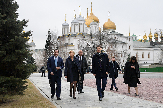 Марин Ле Пен во время осмотра территории Кремля перед встречей с президентом РФ Владимиром Путиным. 