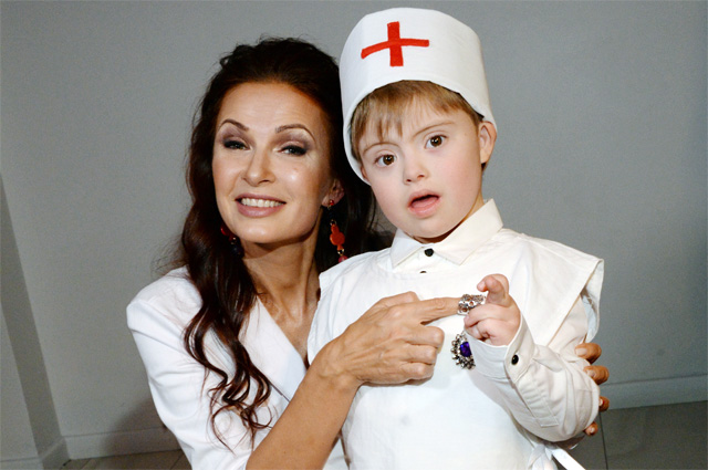 Эвелина Блёданс с сыном Семеном. 2017 г.