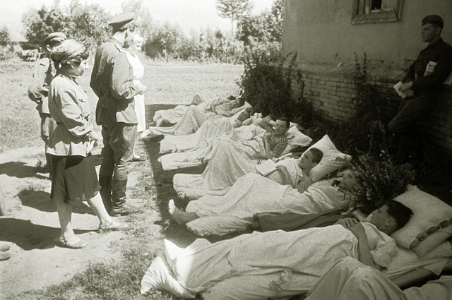Константин Симонов читает свои стихи раненым бойцам. Орловско-Курское направление. 1943 год