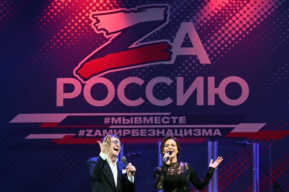 Певцы Елена Север и Григорий Лепс выступают на благотворительном концерте 