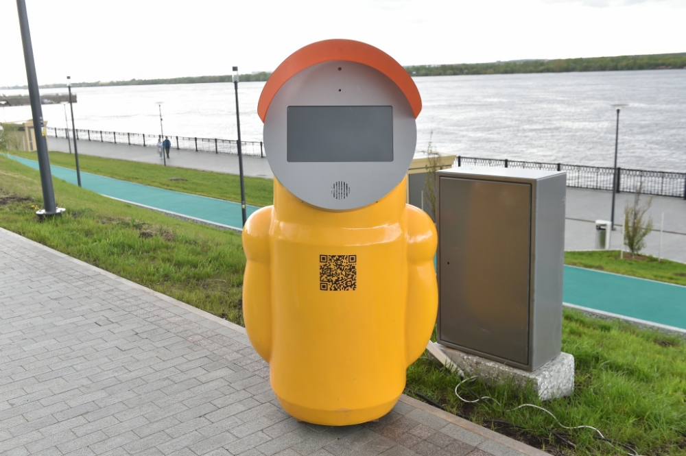 Робот Добрыня на пермской набережной помогает составить режим тренировки.