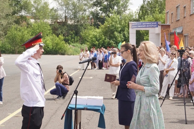 Министр оьразования края Светлана Маковская вручила кадетам аттестаты и медали.