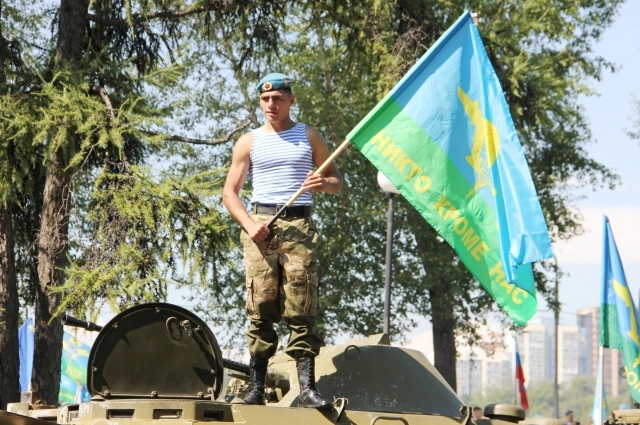 Это праздник мужества и доблести десантников.