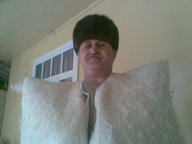Темирхан Магомедгаджиев в бурке, подаренной ему на 55-летие.