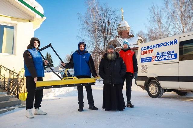 Активисты Екатеринбурга вывели на борьбу со снегом квадроциклы с ковшами