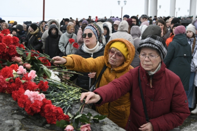 Тысячи жителей республики в выходные приносили цветы и детские игрушки к памятным местам. Зажигали свечи и молились.