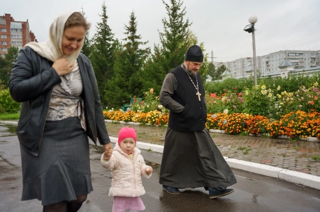 Большую часть жизни семья проводит при храме.