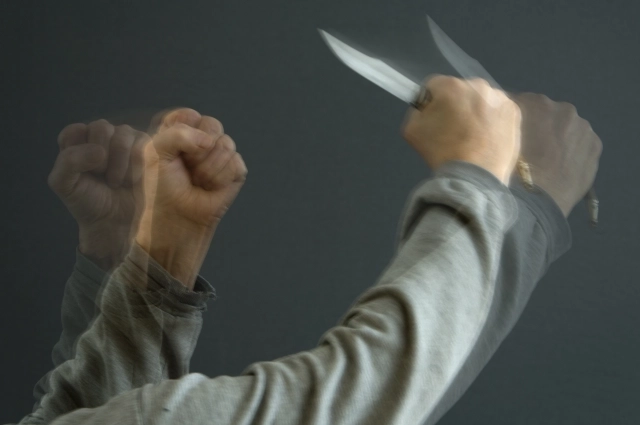 Женщина бросалась на прохожих.