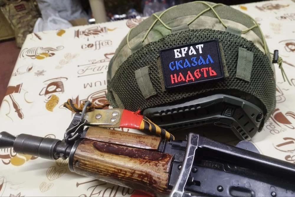 Фото к материалу Дмитрия Невзорова о женщине добровольце Платина (Алена Хоружая). Ксюха и каска