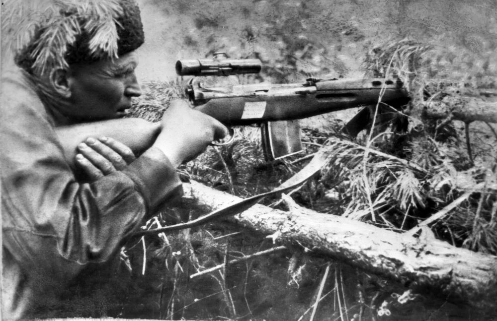 Снайпер Пётр Гончаров с СВТ-40 на позиции под Сталинградом.