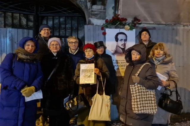 Активисты у дома Лермонтова.
