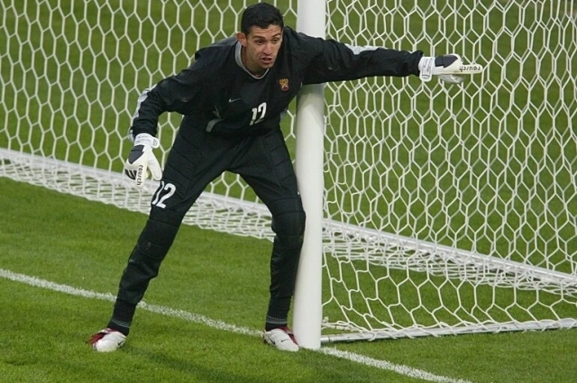 В детстве он успел попробовать себя в музыке, атлетике, хоккее, баскетболе и борьбе, но сердце победила игра с мячом.