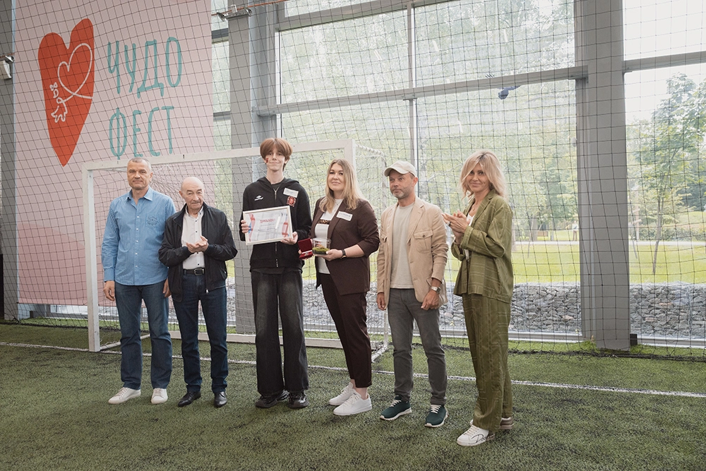 Юрий Никифоров, Сергей Го.тье (слева), Дмитрий Парфёнов (второй справа) с подопечными фонда