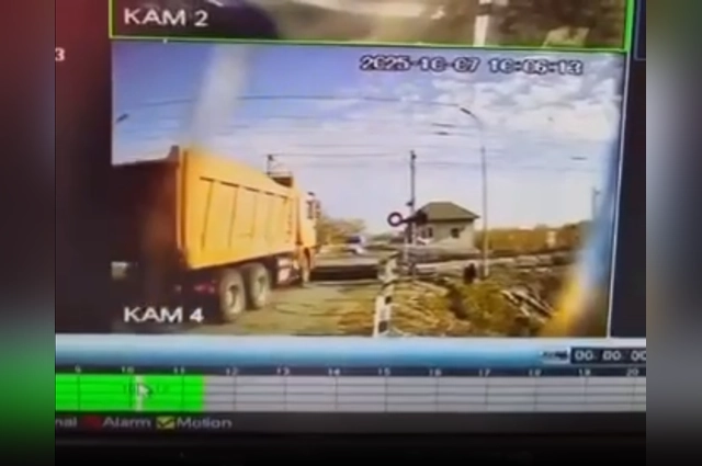 Водитель грузовика выехал на запрещающий сигнал светофора.