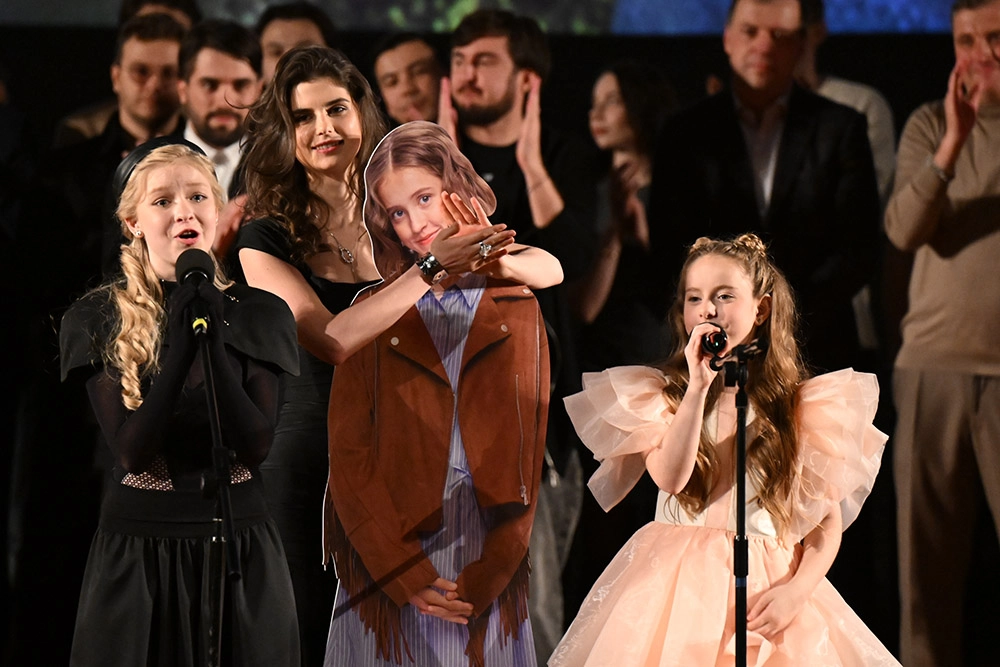 Актрисы Ева Смирнова, Полина Денисова и Полина Айнутдинова (слева направо).