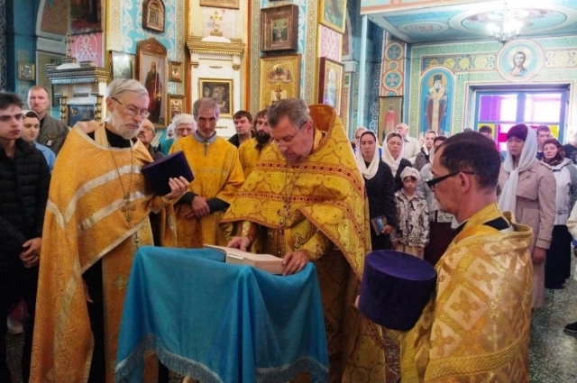 Евгений Фролов на богослужении.
