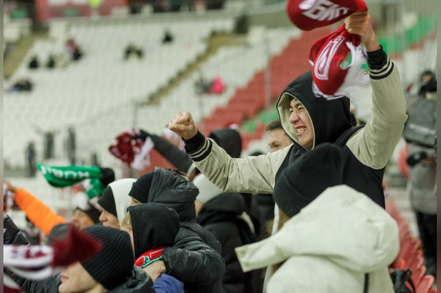 При испанце на стадион начали возвращаться болельщики.