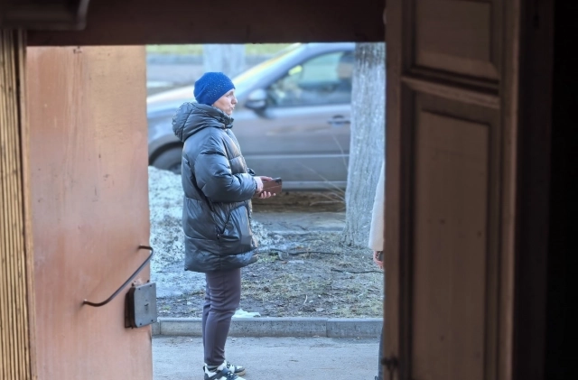 Виктория Воробьева готова разбирать вещи для погорельцев с утра до вечера. 