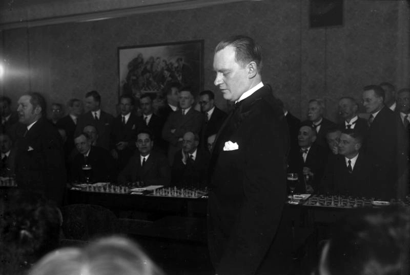 Александр Алехин дает сеанс одновременной игры в Берлине, 1930 г.