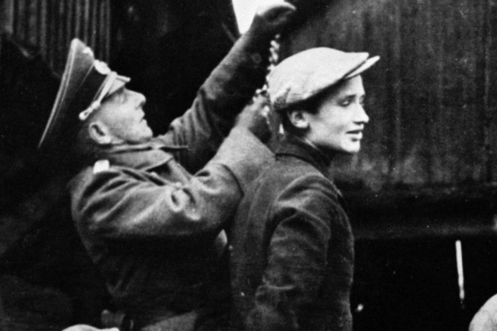 Казнь советских подпольщиков, 16-летние Мария Брускина и Володя Щербацевич. Минск, 26 октября 1941 года. Из фонда Белорусского государственного музея истории Великой Отечественной войны.