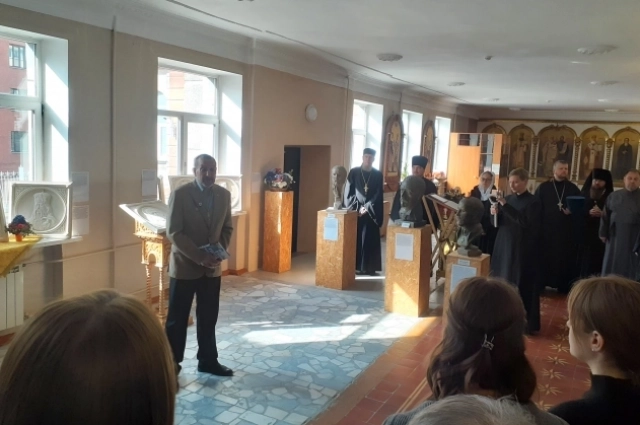 Выставку представил белгородцам её куратор Владимир Дервенёв из Санкт-Петербурга.