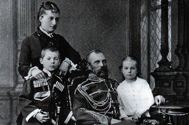 Александр II с Екатериной Долгоруковой и их детьми Георгием и Ольгой