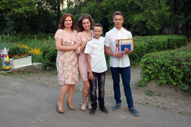 Вся семья в сборе: мама Ольга, дочь Алина и сыновья Ваня и Дима.