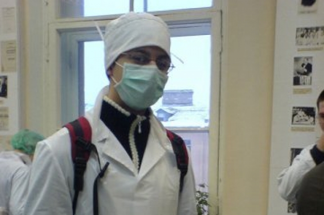 Артём мечтал стать медиком. 