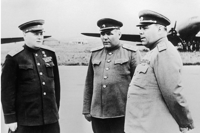 Маршалы Советского Союза Кирилл Мерецков, Родион Малиновский и Александр Василевский (слева направо) на аэродроме в Даляне. 