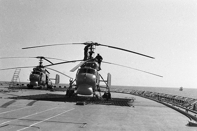 Вертолеты Ка-25 стоят на палубе противолодочного крейсера «Москва».